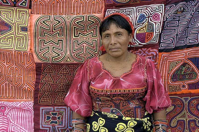 800px-KunaWomanSellingMolas.webp
