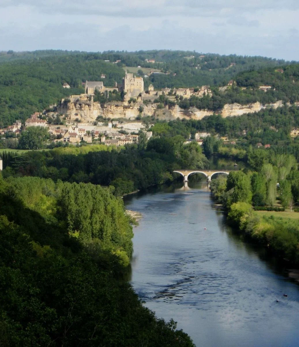 Beynac chateau from Castelnaud.webp