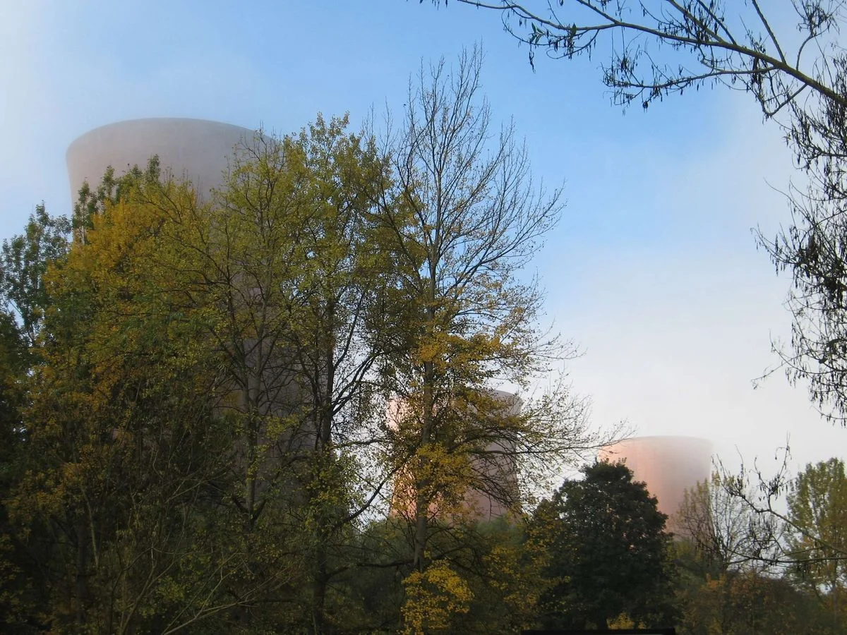 Cooling towers in Autumn Oct 12.webp