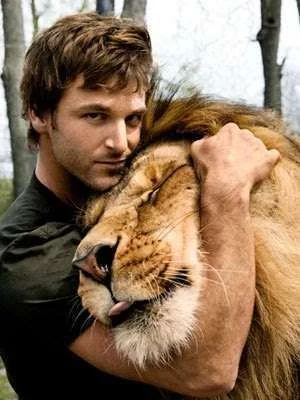dave-salmoni-lion-hug-0809-mdn.webp