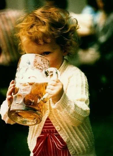 kleine mit bier.webp