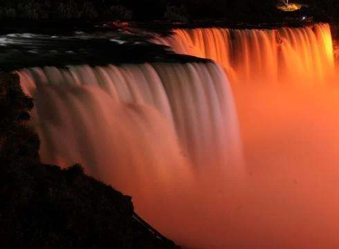 Niagara-Falls-displays-dazzling-light-shows-in-winter-CSMLMHK-x-large.webp
