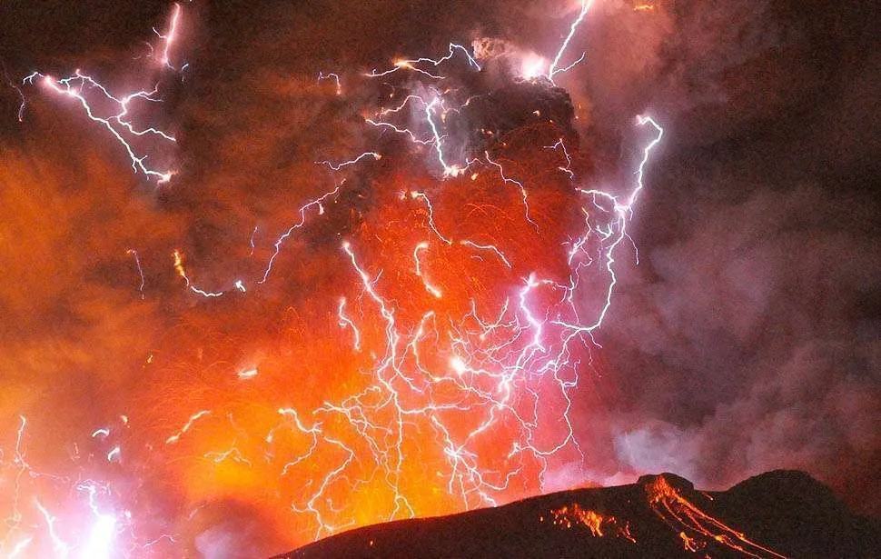 shinmoedake-volcano-japan.webp