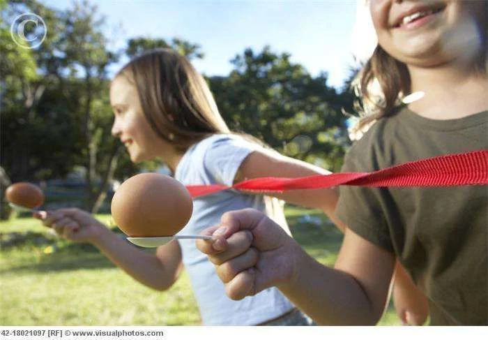 Two_Girls_Playing_Egg_and_Spoon_Race_42-18021097.webp