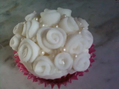 cupcake wedding roses.webp