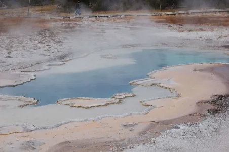 Yellowstone Geiser Saphire Springs.webp Yellowstone Geiser Saphire Springs.webp