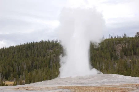 Yellowstone Old Faithful.webp Yellowstone Old Faithful.webp